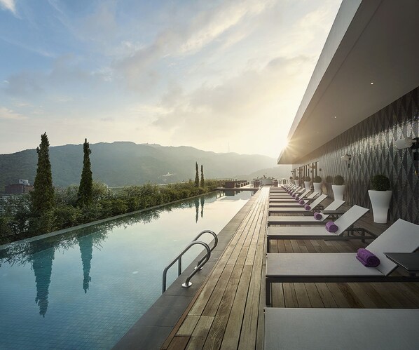 Außenpool, Sonnenschirme, Liegestühle