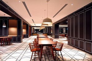 朝食、ランチ、ディナーに営業 (アジア料理、屋外席)