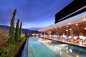 屋外プール、プール パラソル、サンラウンジャー