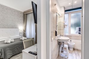 Habitación doble | Baño | Ducha, artículos de higiene personal gratuitos, secador de pelo y bidé
