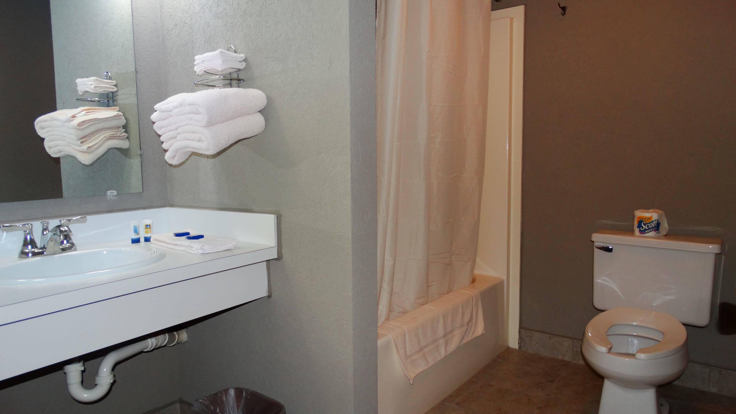 Queen Room - Non-Smoking | Bathroom | Combined shower/tub, hair dryer, towels