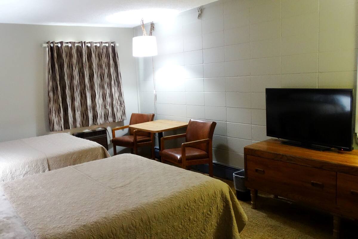 基本雙人房, 2 張標準雙人床 | 遮光窗簾/窗簾、熨斗/熨衫板、免費 Wi-Fi、床單