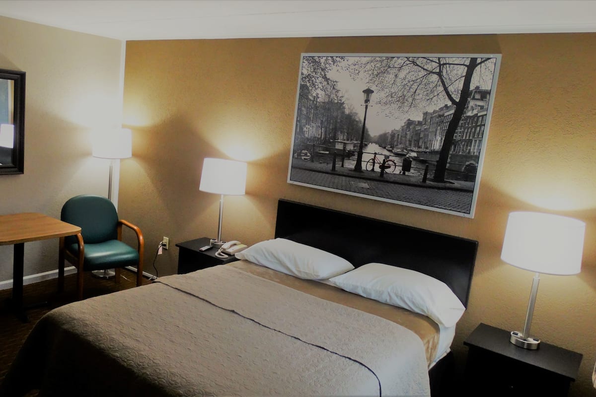 Queen Room - Non-Smoking | Blackout drapes, iron/ironing board, free WiFi, bed sheets