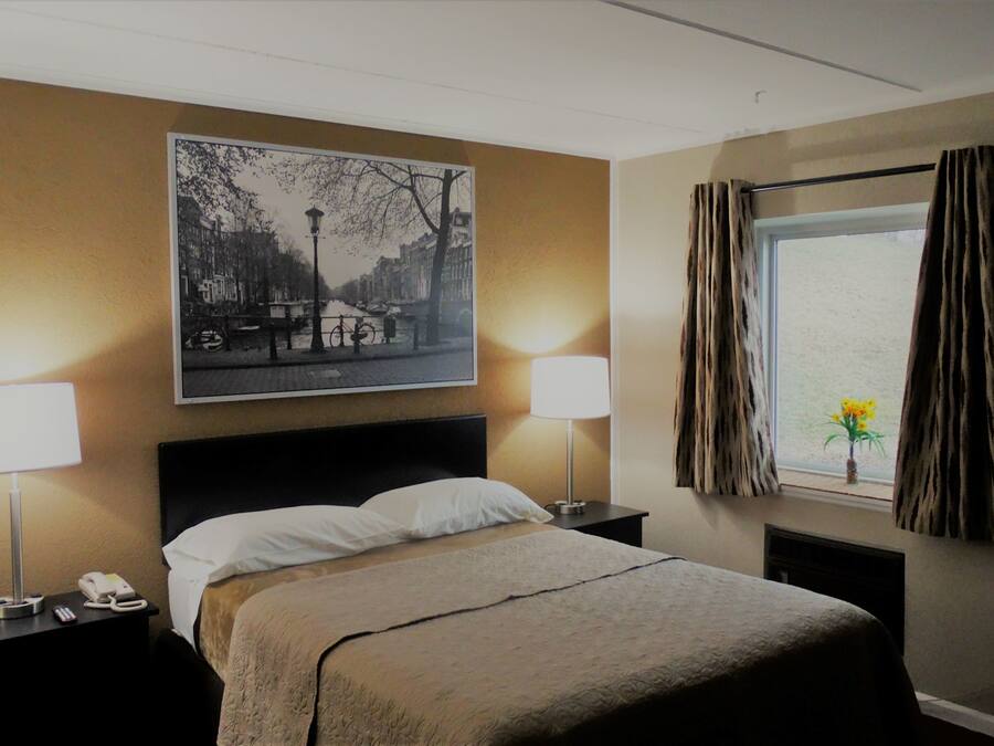 Rom | Blendingsgardiner, strykejern/-brett, wi-fi (inkludert) og sengetøy