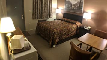 Queen Room - Non-Smoking | Blackout drapes, iron/ironing board, free WiFi, bed sheets