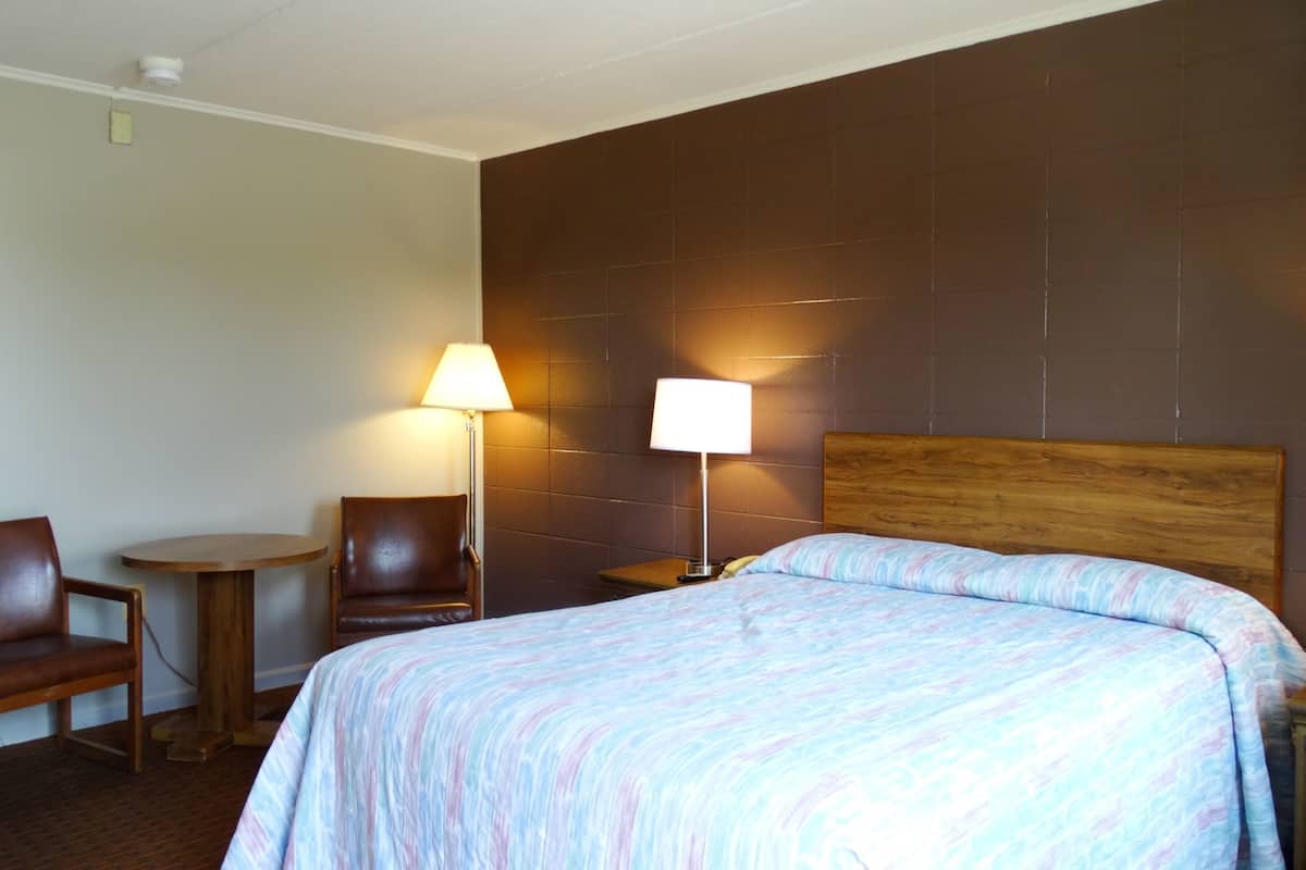 Queen Room - Smoking | Blackout drapes, iron/ironing board, free WiFi, bed sheets