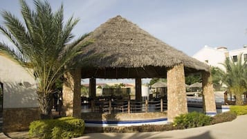 3 restaurants, breakfast, lunch, dinner served; international cuisine