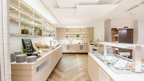 Un buffet de petit-déjeuner moderne, avec des présentoirs de nourriture bien organisés et un design épuré et minimaliste.