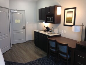 Full-sized fridge, microwave, stovetop, coffee/tea maker - Hawthorn Extended Stay by Wyndham Midland (Midland)