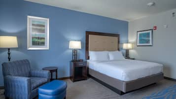 Een kluis op de kamer, een bureau, een strijkplank/strijkijzer