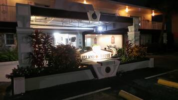 Vista frontal de la propiedad por la tarde o noche