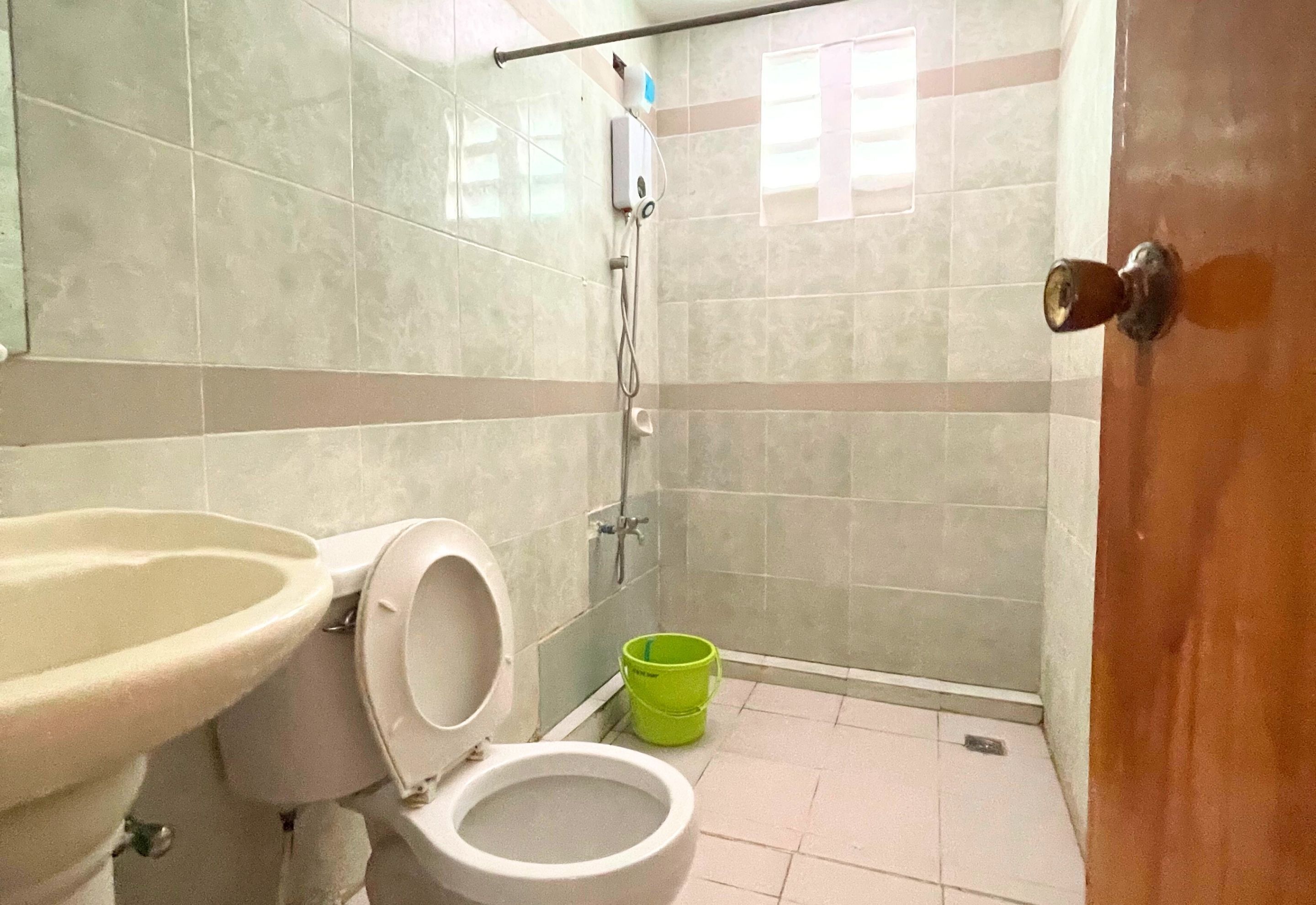 Un baño con inodoro, lavamanos y ducha.