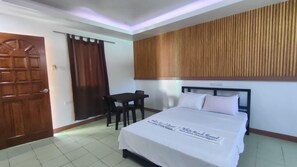 ห้องดีลักซ์ดับเบิล | โต๊ะทำงาน, ผ้าปูที่นอน