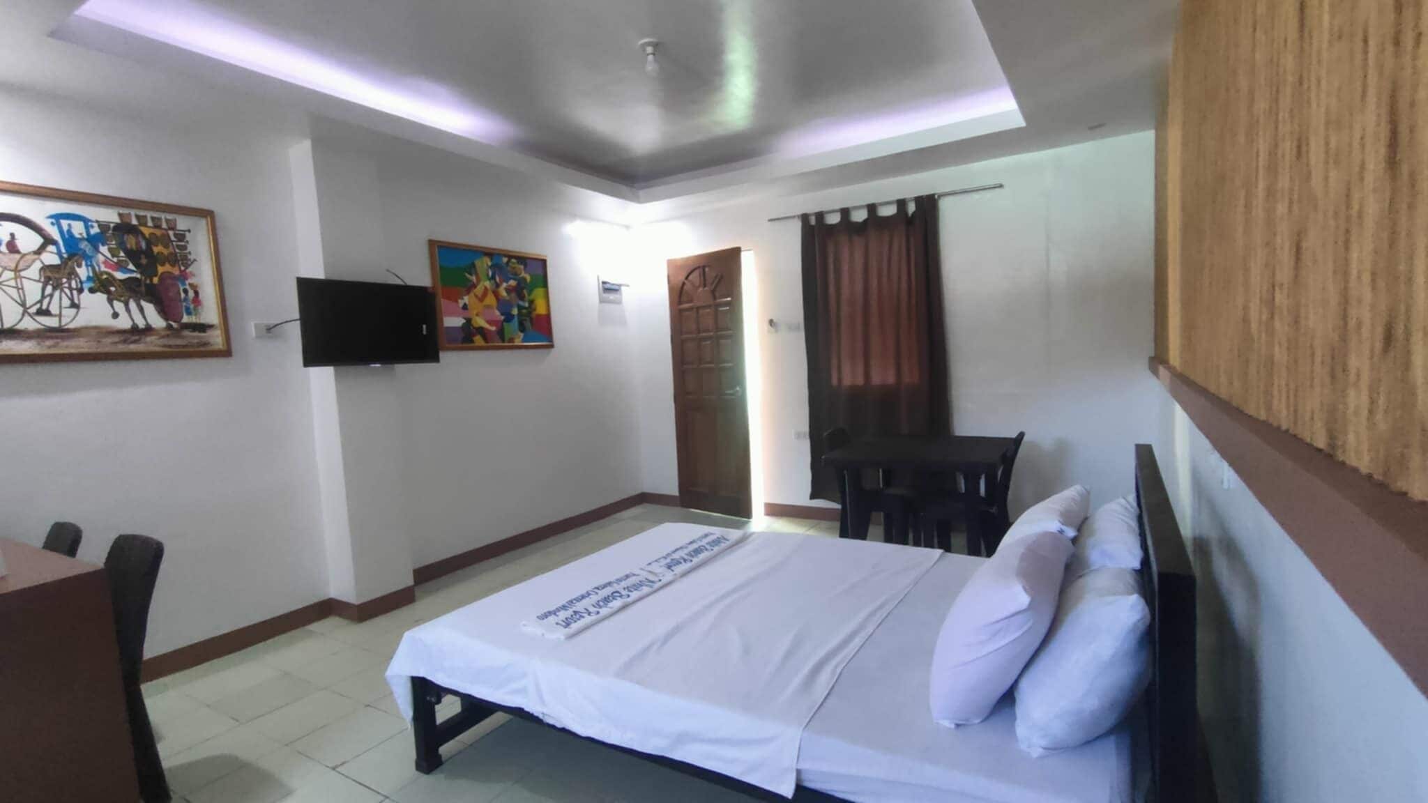 Deluxe Double Room | Desk, bed sheets