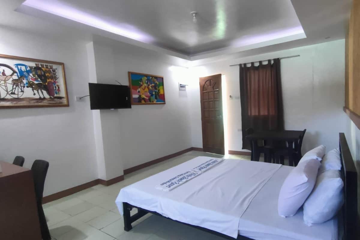 Deluxe Double Room | Desk, bed sheets