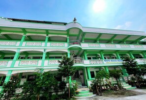 Front of property - White Beach Resort Puerto Galera powered by Cocotel (Puerto Galera)
