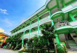 Front of property - White Beach Resort Puerto Galera powered by Cocotel (Puerto Galera)