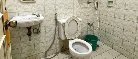 Un baño con inodoro, lavabo y ducha.