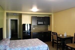 Escritorio, sistema de insonorización, wifi gratis y ropa de cama 