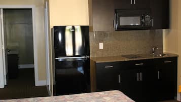 3 Bed Suite Non-Smoking - 3 Full Size Beds | Private kitchen | Fridge, microwave