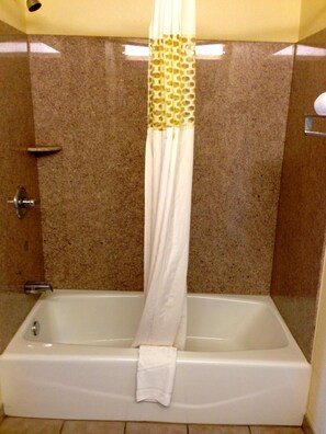 Combined shower/tub, deep soaking tub, towels - Crown Inn Motel (Yorktown)