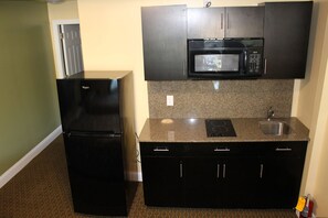 3 Bed Suite Non-Smoking - 3 Full Size Beds | Private kitchen