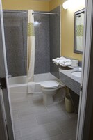 Combined shower/tub, deep soaking tub, towels