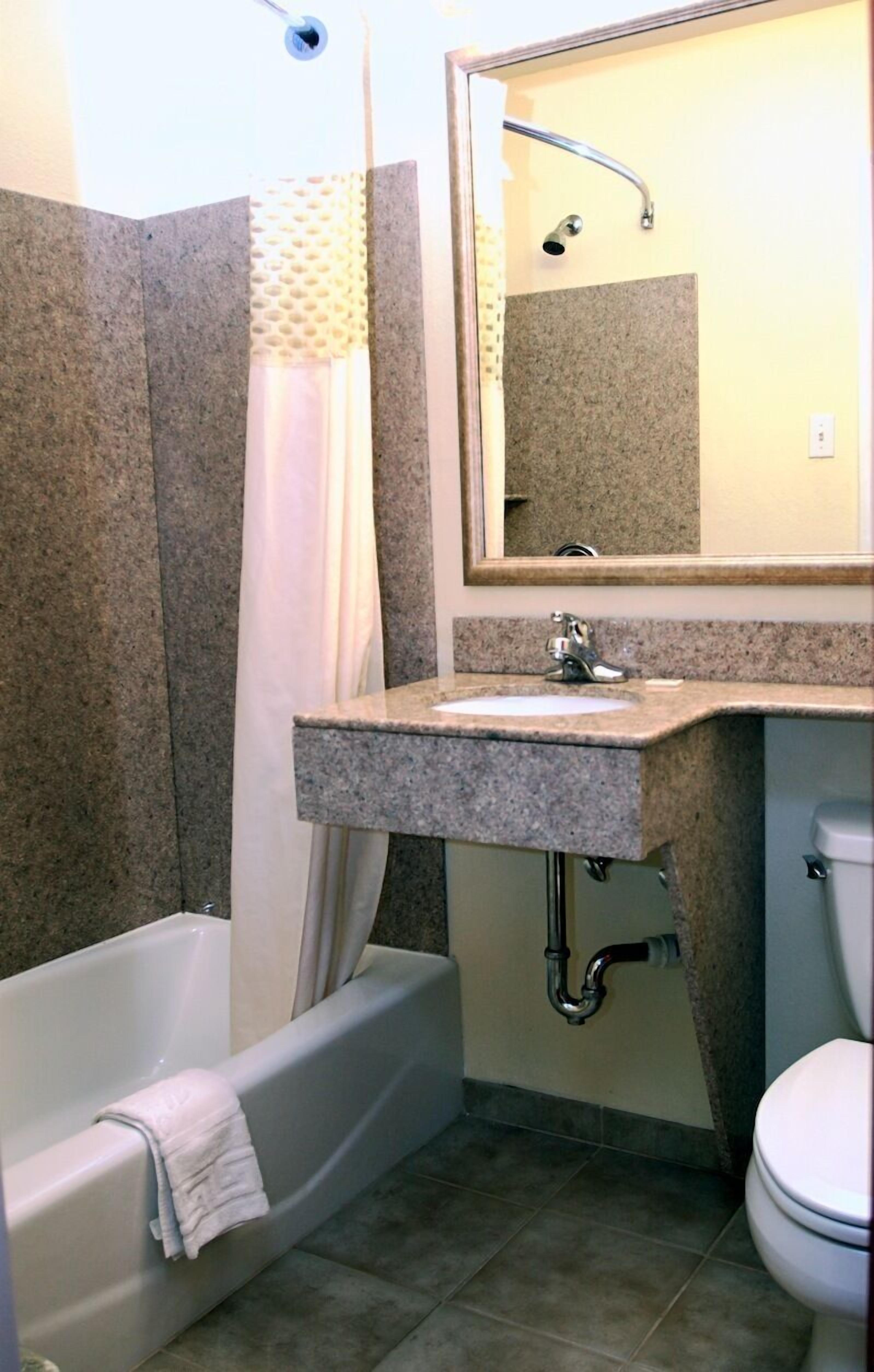 Un baño con bañera, lavabo, inodoro y ducha.