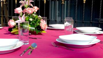 Melayani sarapan dan makan siang dengan sajian masakan Meksiko