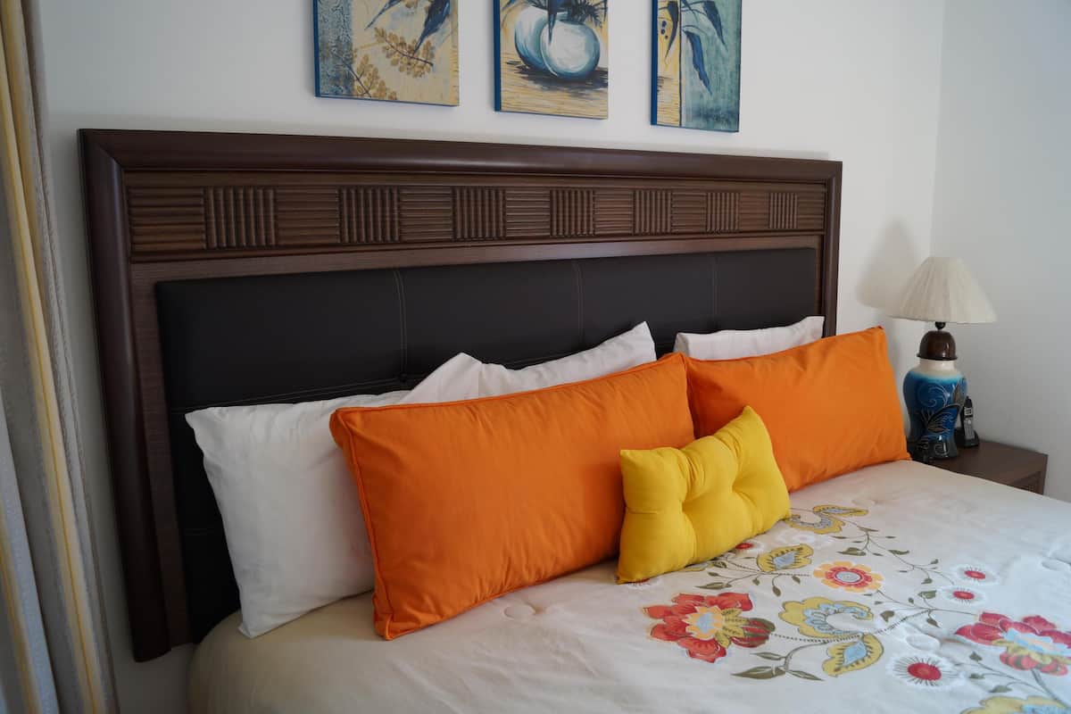 Surmatelas, coffres-forts dans les chambres, fer et planche à repasser