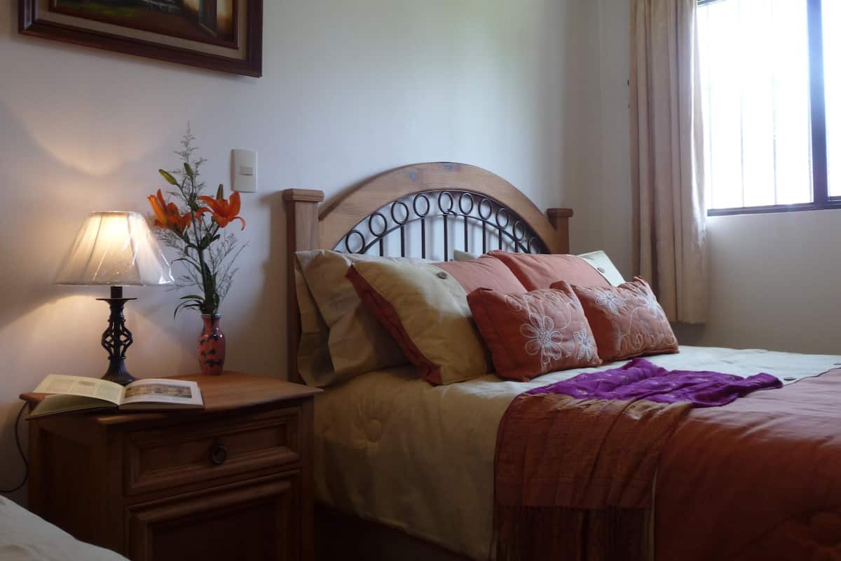 Surmatelas, coffres-forts dans les chambres, fer et planche à repasser