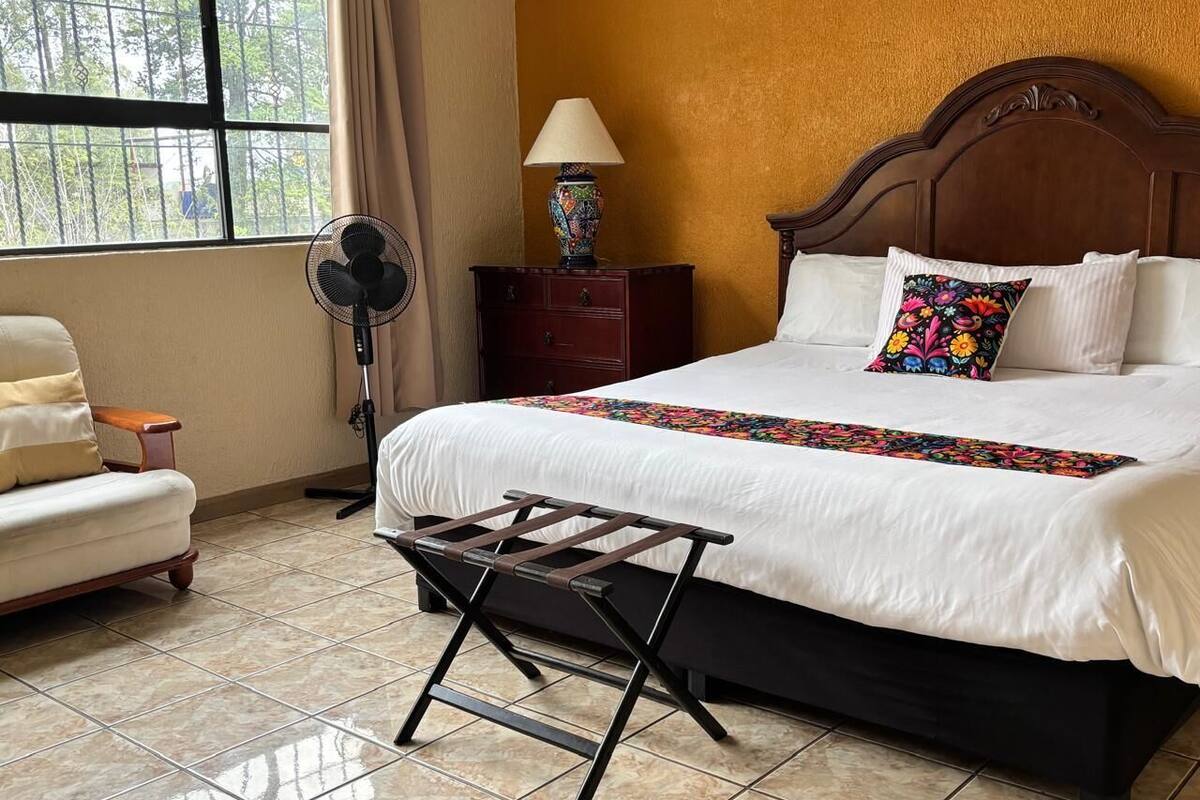 Habitación superior | Colchones con acolchado adicional y tabla de planchar con plancha