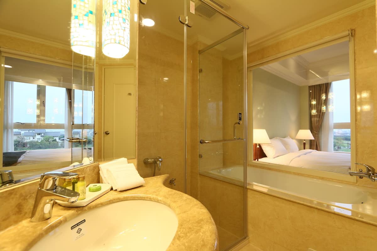 superior double room, 1 queen bed | bathroom | separate bathtub and shower, deep-soaking bathtub, rainfall showerhead