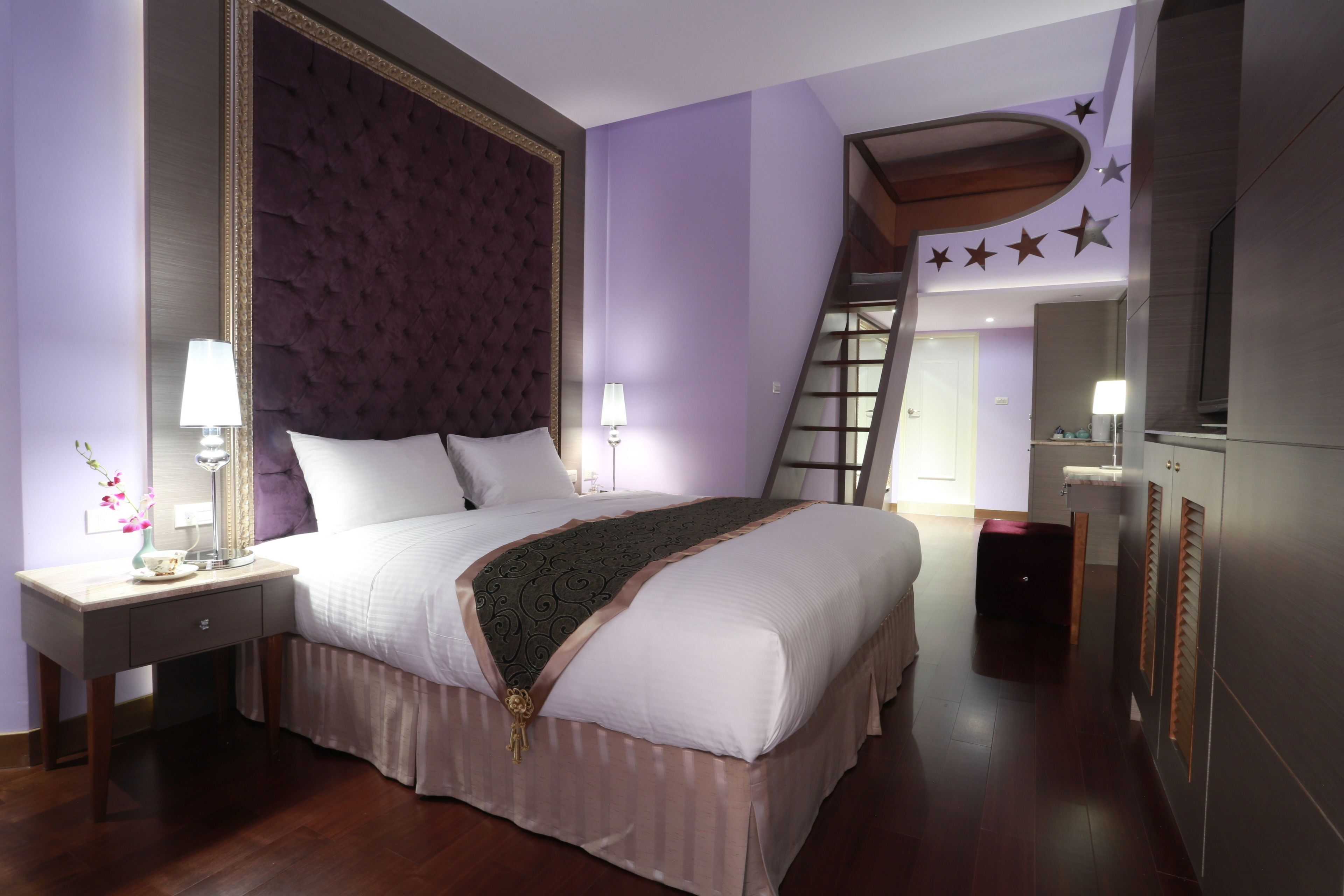 Premium bedding, down comforters, in-room safe, individually decorated