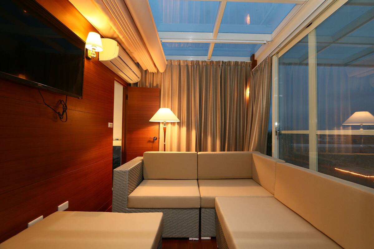 romantic suite, 1 bedroom, lanai | living area | 24-inch lcd tv with cable channels, tv