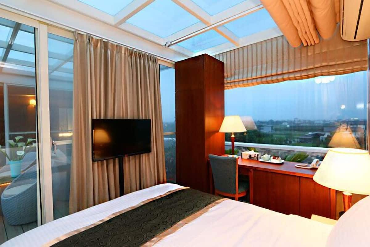 romantic suite, 1 bedroom, lanai | premium bedding, down duvets, in-room safe, individually decorated