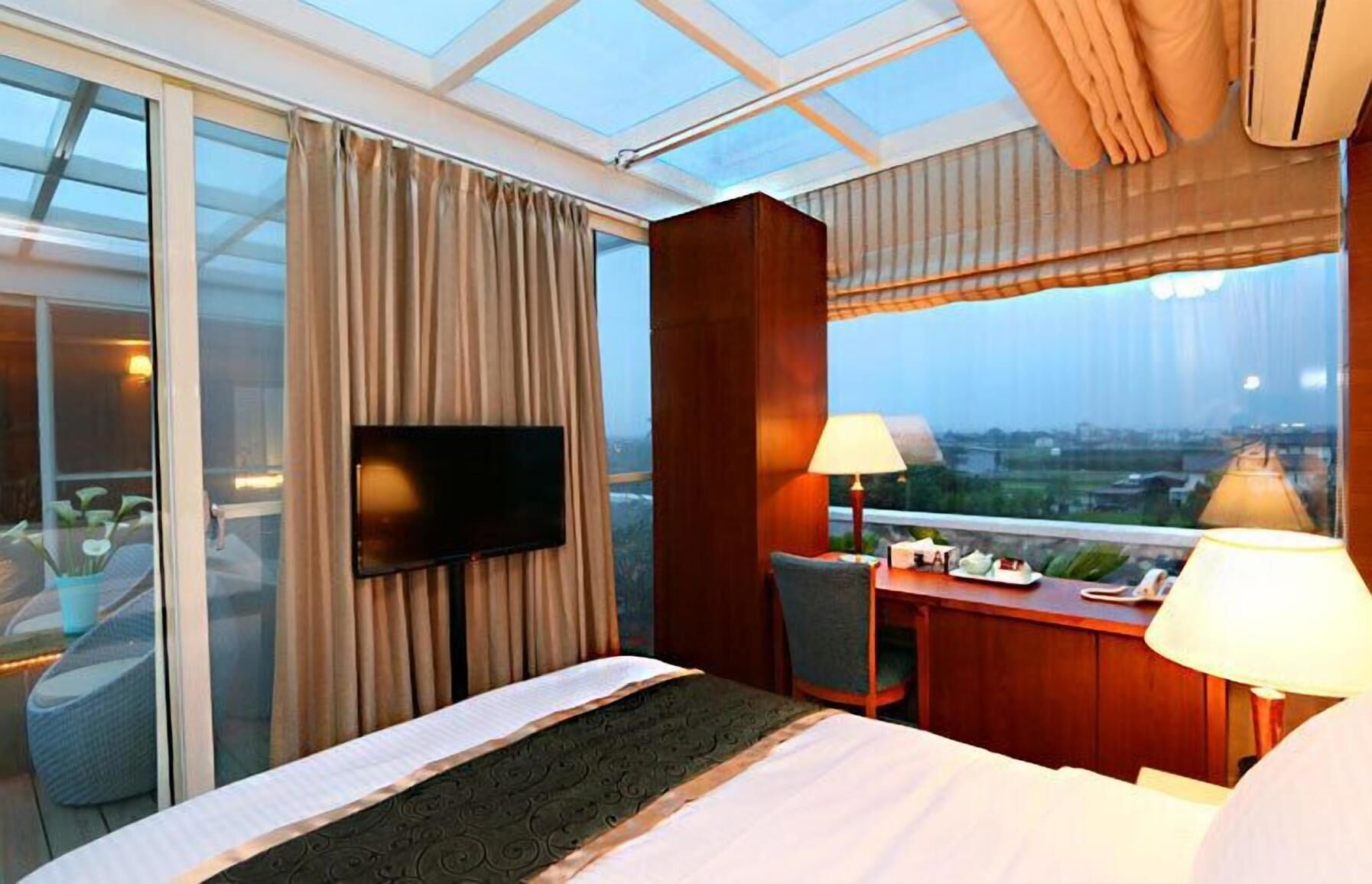 Premium bedding, down comforters, in-room safe, individually decorated