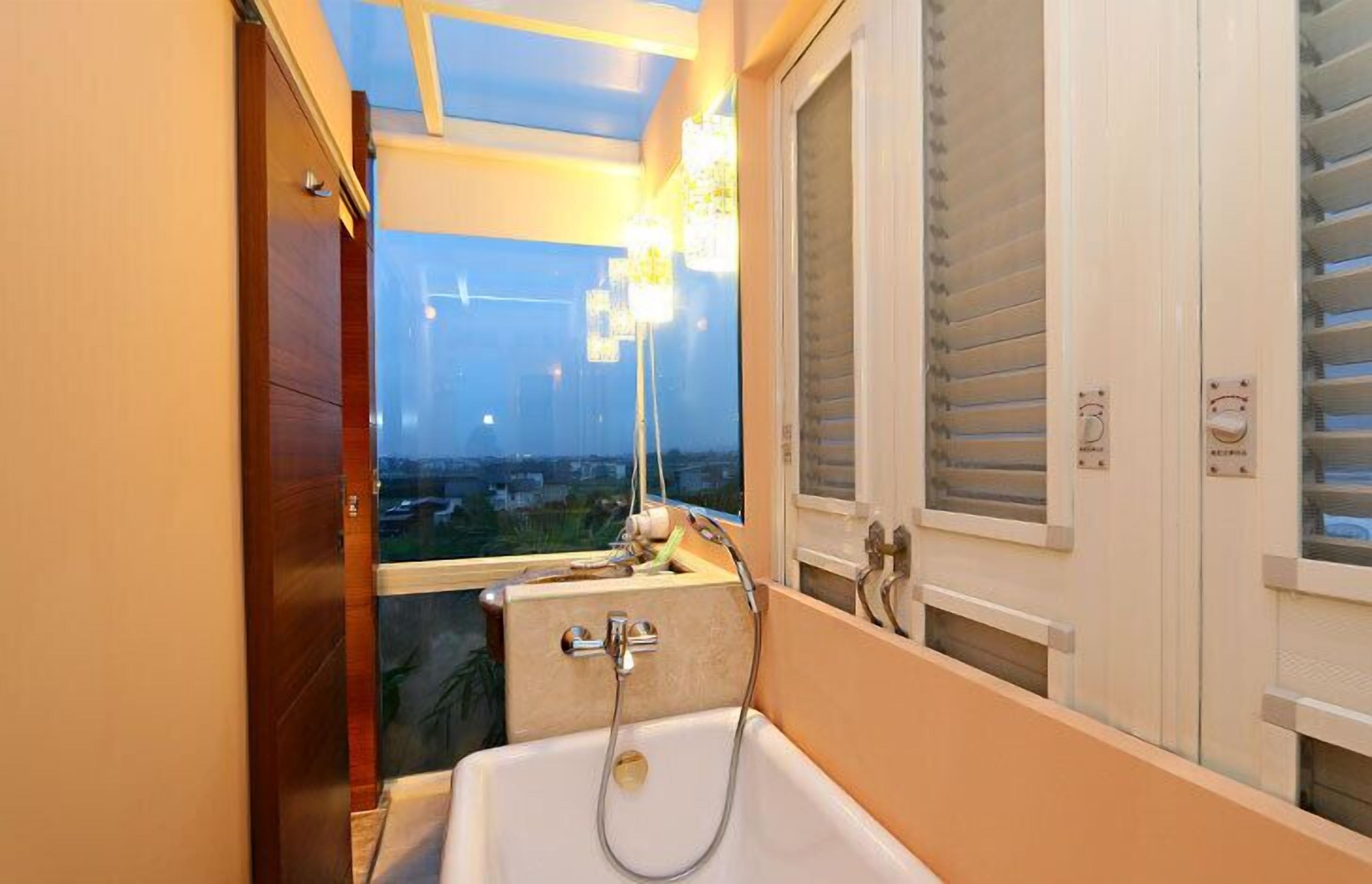 romantic suite, 1 bedroom, lanai | bathroom | separate bathtub and shower, deep-soaking bathtub, rainfall showerhead