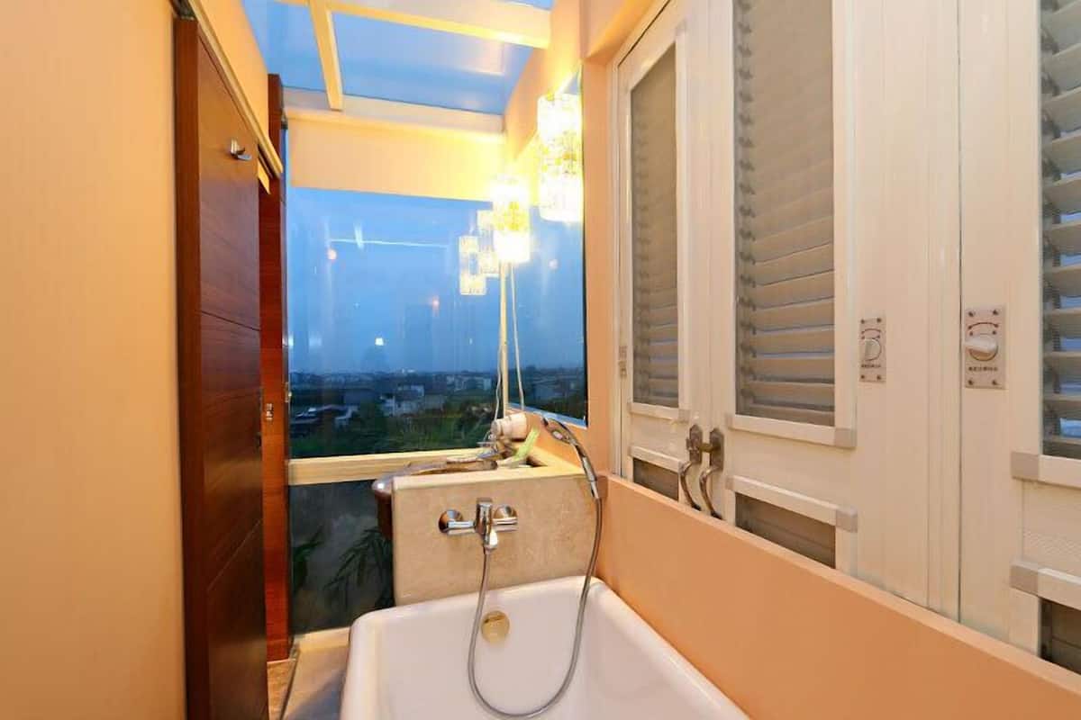 romantic suite, 1 bedroom, lanai | bathroom | separate bathtub and shower, deep-soaking bathtub, rainfall showerhead