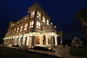 Front of property – evening/night - Aleex Villa (Yuanshan)