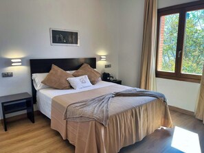 Individually decorated, desk, blackout curtains, soundproofing - Hotel El Sueño de Jemik (La Roda)