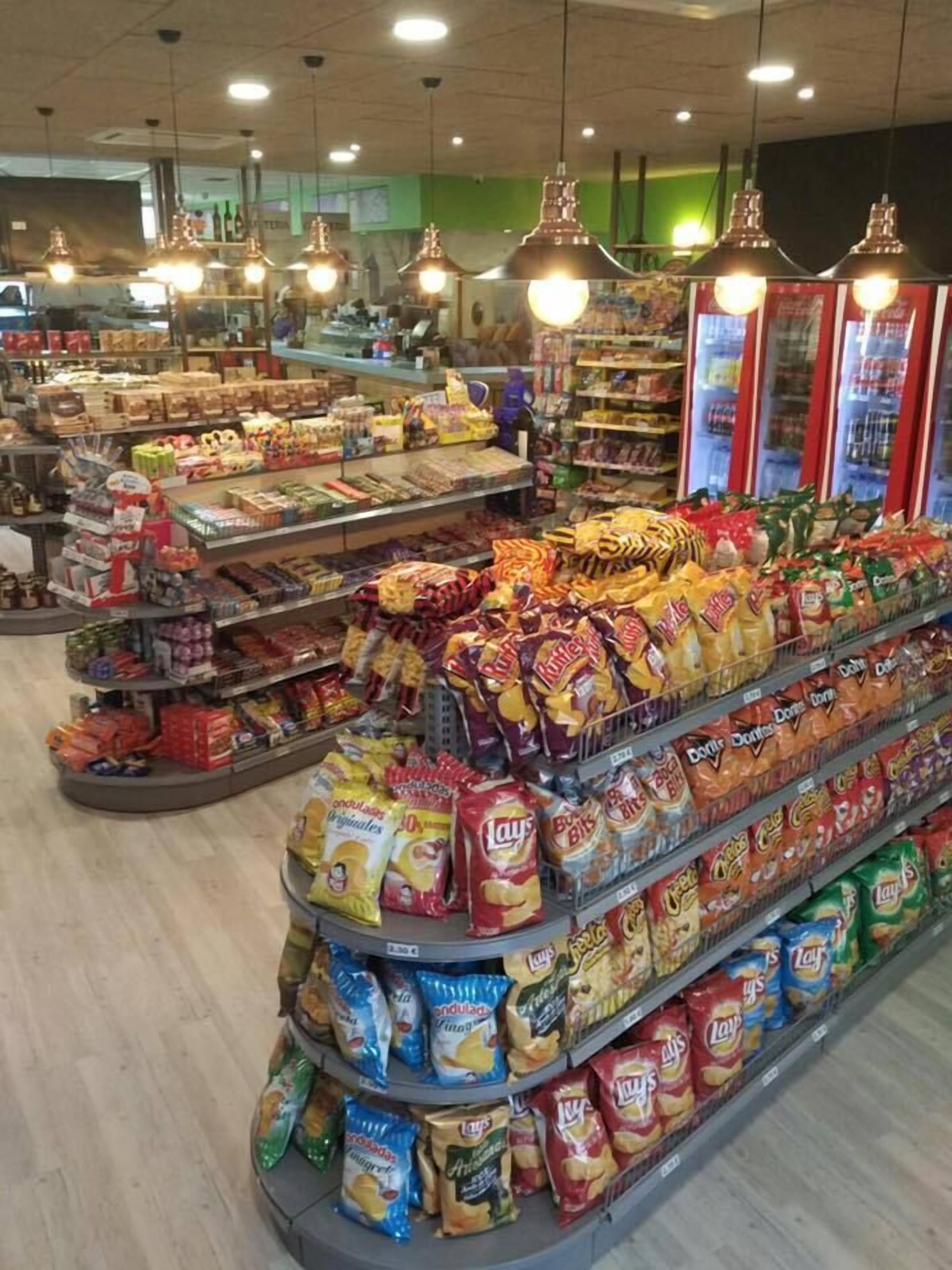 Un pasillo de un supermercado con diversas marcas y productos de comida para llevar.
