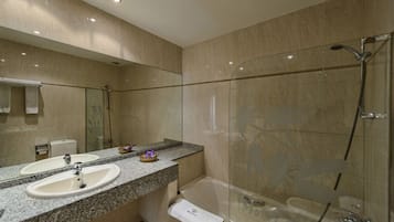 Standaard tweepersoonskamer | Badkamer | Een bad/douchecombinatie, gratis toiletartikelen, een haardroger