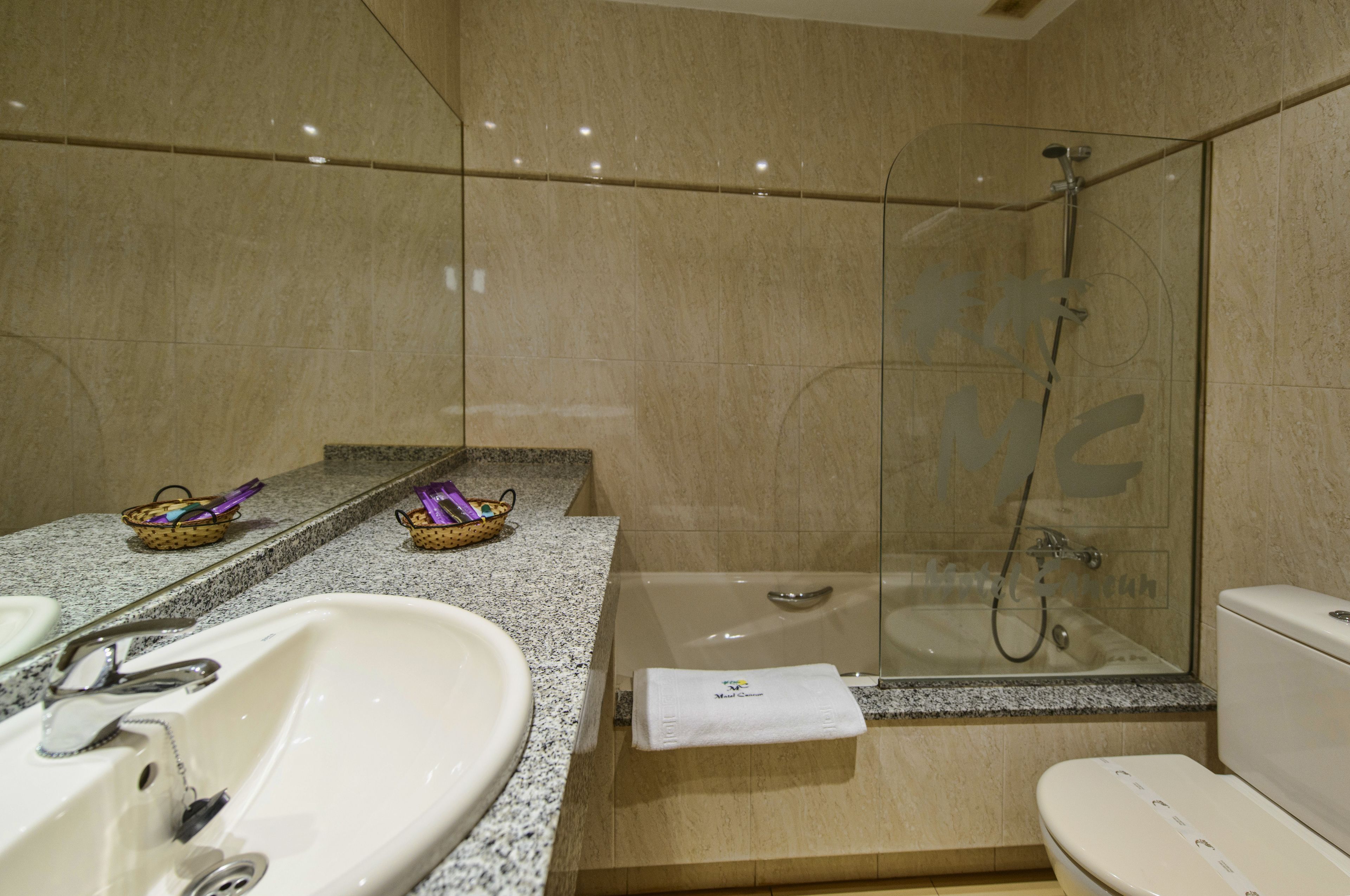 Standaard tweepersoonskamer | Badkamer | Een bad/douchecombinatie, gratis toiletartikelen, een haardroger