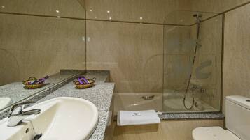 Standaard tweepersoonskamer | Badkamer | Een bad/douchecombinatie, gratis toiletartikelen, een haardroger