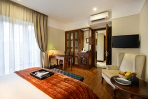 Family Suite, 1 king and 2 single beds | Minibar, in-room safe, desk, laptop workspace