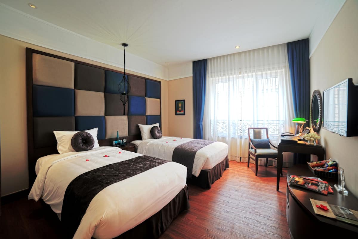 deluxe room | 1 bedroom, minibar, in-room safe, desk