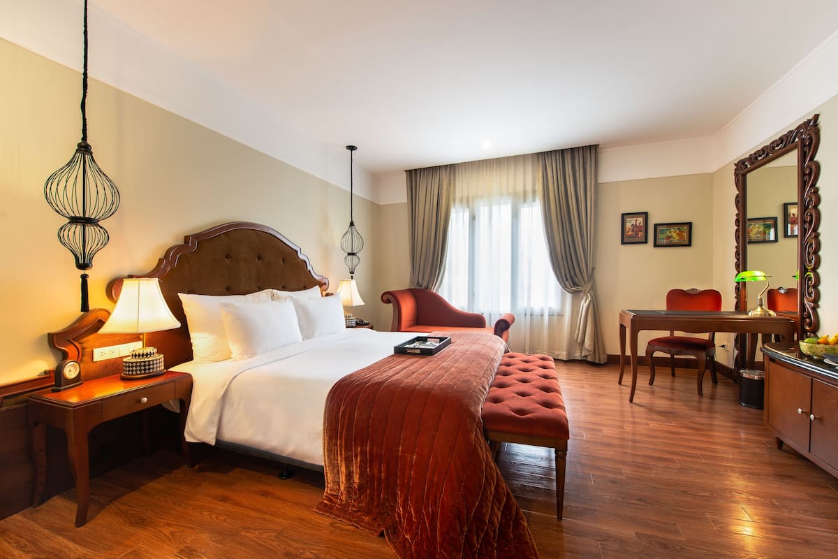 Club Suite | Minibar, in-room safe, desk, laptop workspace