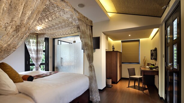 Premium bedding, in-room safe, desk, iron/ironing board (on request) - Hotel Clover 33 Jalan Sultan (Singapore)