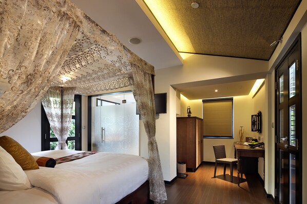 Garden King Suite | Premium bedding, in-room safe, desk, iron/ironing board